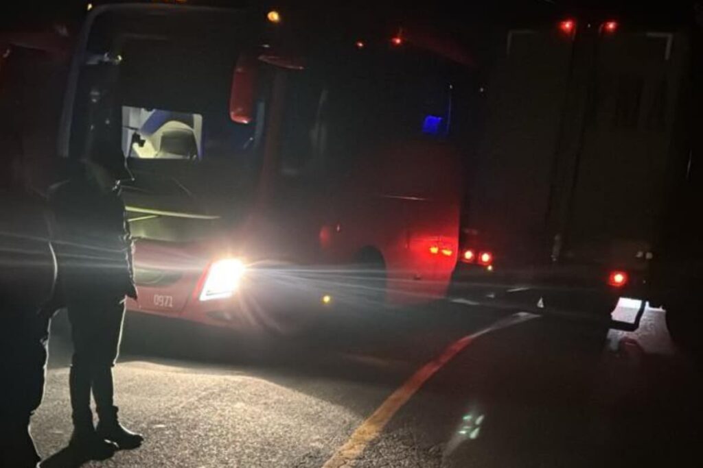 Elementos de Emergencia abanderan la zona tras el choque vial