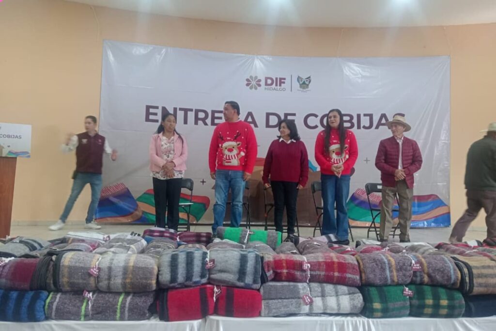 Momento de la entrega de cobijas en una comunidad de Atotonilco el Grande