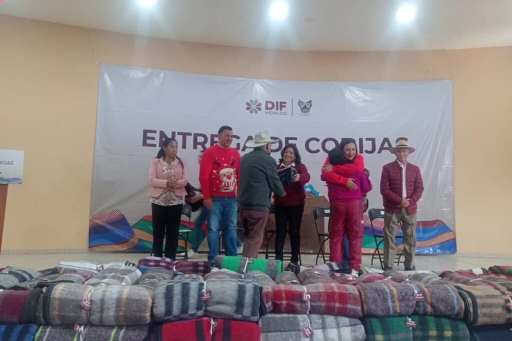 Familias participan en la entrega de cobijas en Atotonilco el Grande