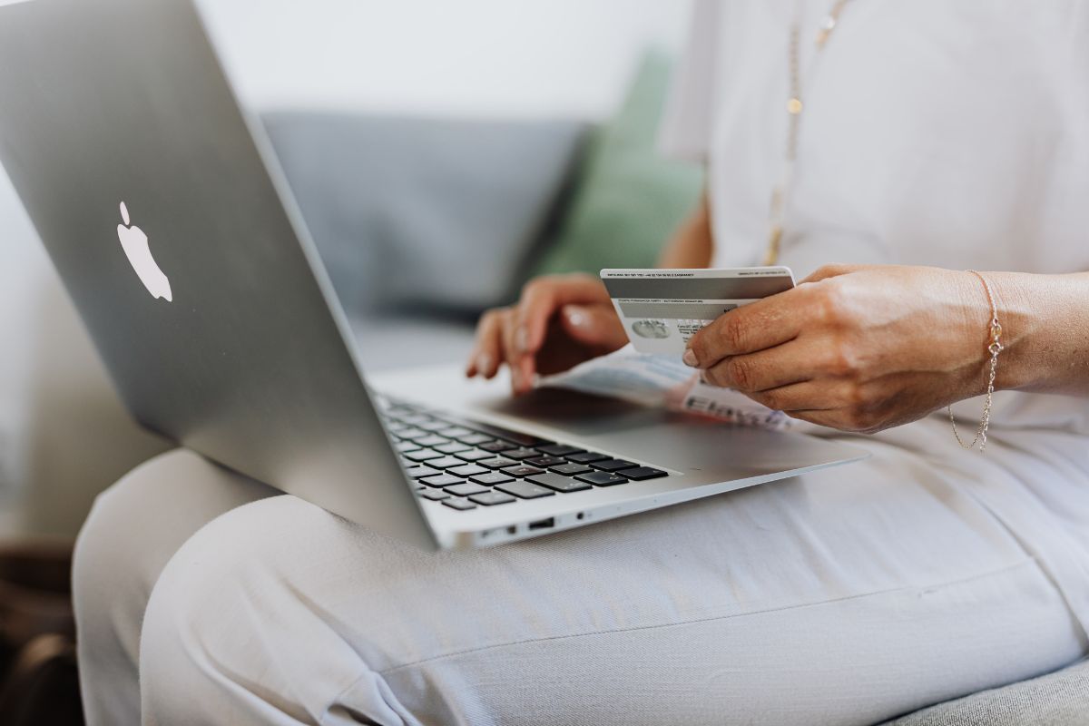 Activar alertas bancarias es crucial para detectar a tiempo cargos fraudulentos en tus compras en línea