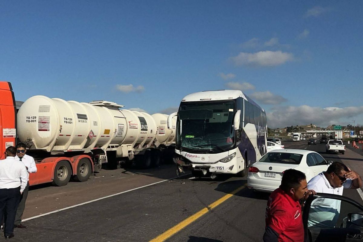 Autobús de pasajeros embiste a auto particular; reportan varios lesionados