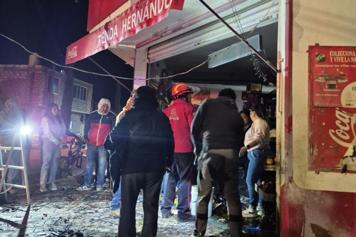 Personal de auxilio atiende a los lesionados tras el estallido en la comunidad de Panales