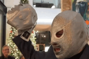 Invitados registran la dinámica realizada por Hijo del Santo.