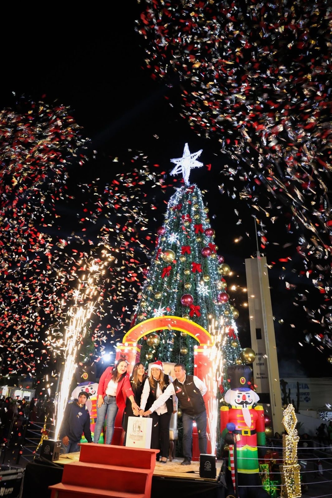 El Ayuntamiento de Tlahuelilpan realizó el Encendido Navideño con un desfile que avanzó desde la unidad deportiva hasta el teatro al aire libre