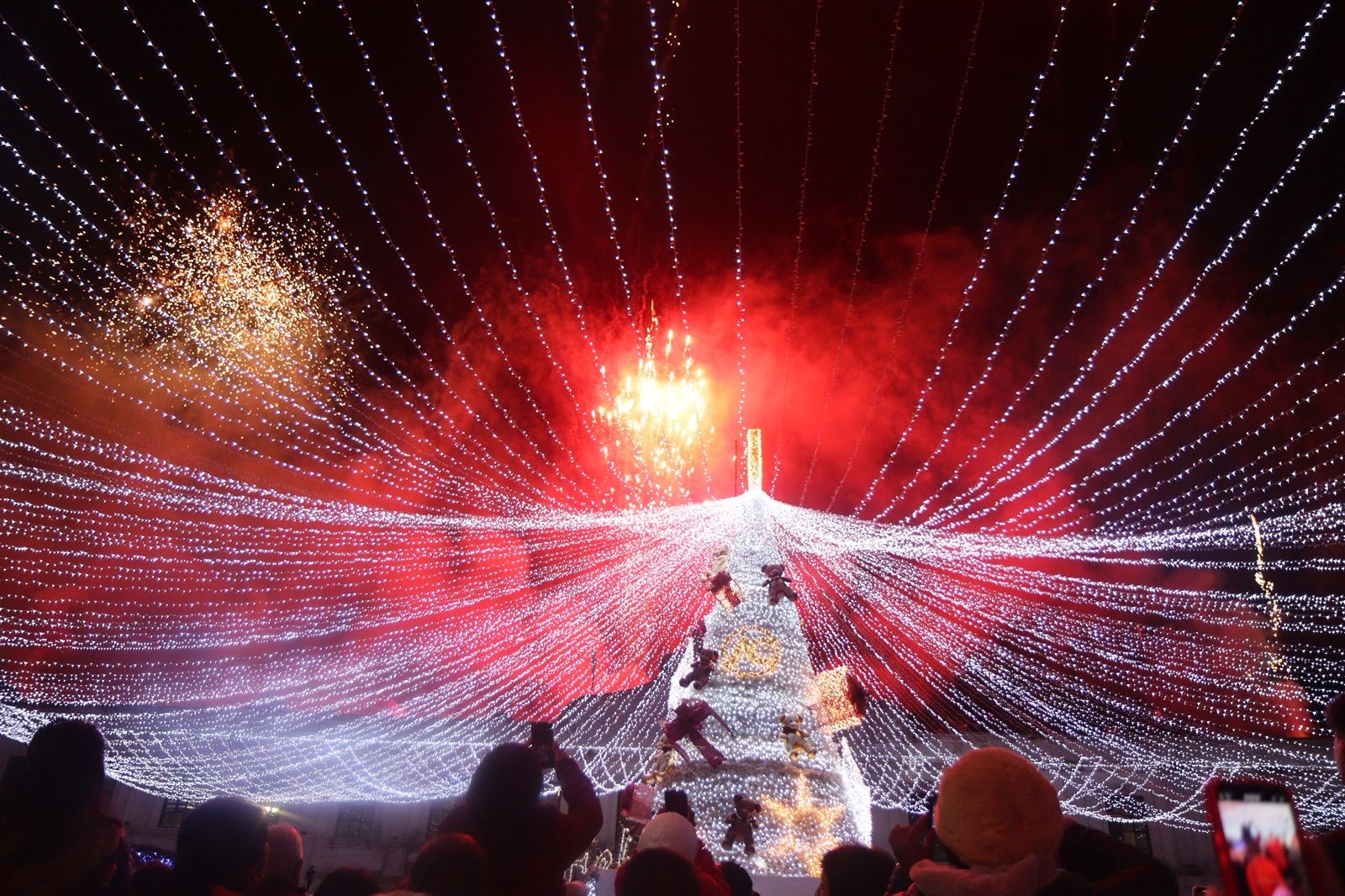 Actopan realizó su encendido navideño este 5 de diciembre en la plaza principal, donde miles de habitantes disfrutaron de villancicos, bailes, la puesta en escena del cuento Los Polvos Mágicos de la Navidad y un espectáculo de luces y pirotecnia