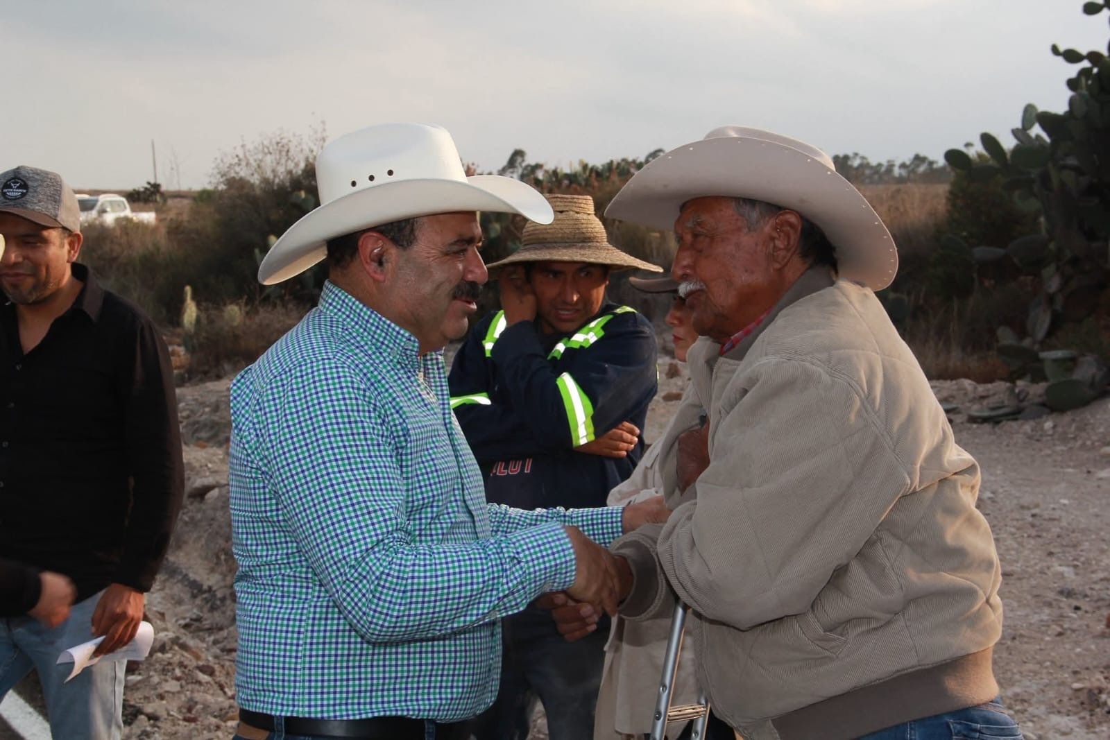 El presidente municipal de Chapantongo, acompañado por integrantes de la honorable asamblea, concluyó la tercera etapa de la construcción del tramo carretero Zimapantongo–Tlaunilolpan