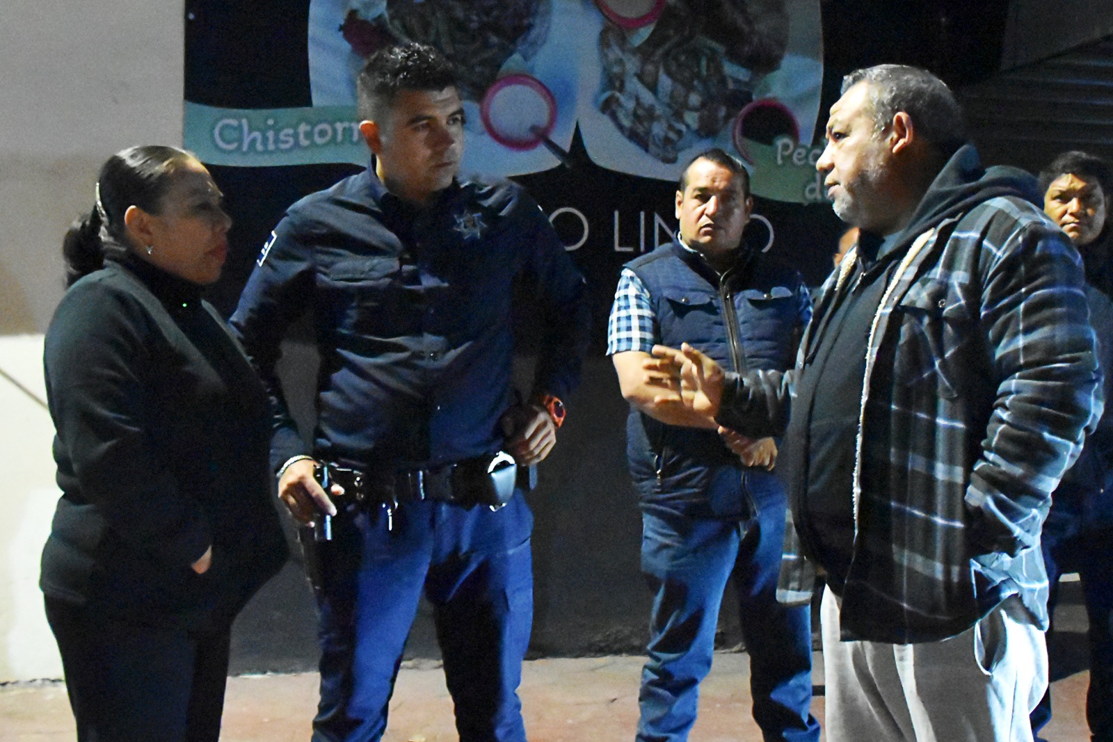 La presidenta municipal de Tulancingo, Lorena García Cazares, realizó la noche del 1 de diciembre un recorrido por la calle Narciso Mendoza para identificar qué espacios representan riesgo para la población y cómo pueden intervenirse