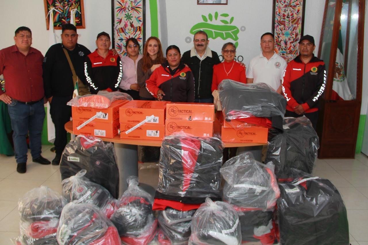 El presidente municipal, Eligio Figueroa Chávez, encabezó la entrega de uniformes y equipamiento al área de Protección Civil