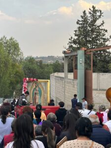 Novenas y visitas domiciliarias continúan como parte de las tradiciones guadalupanas.