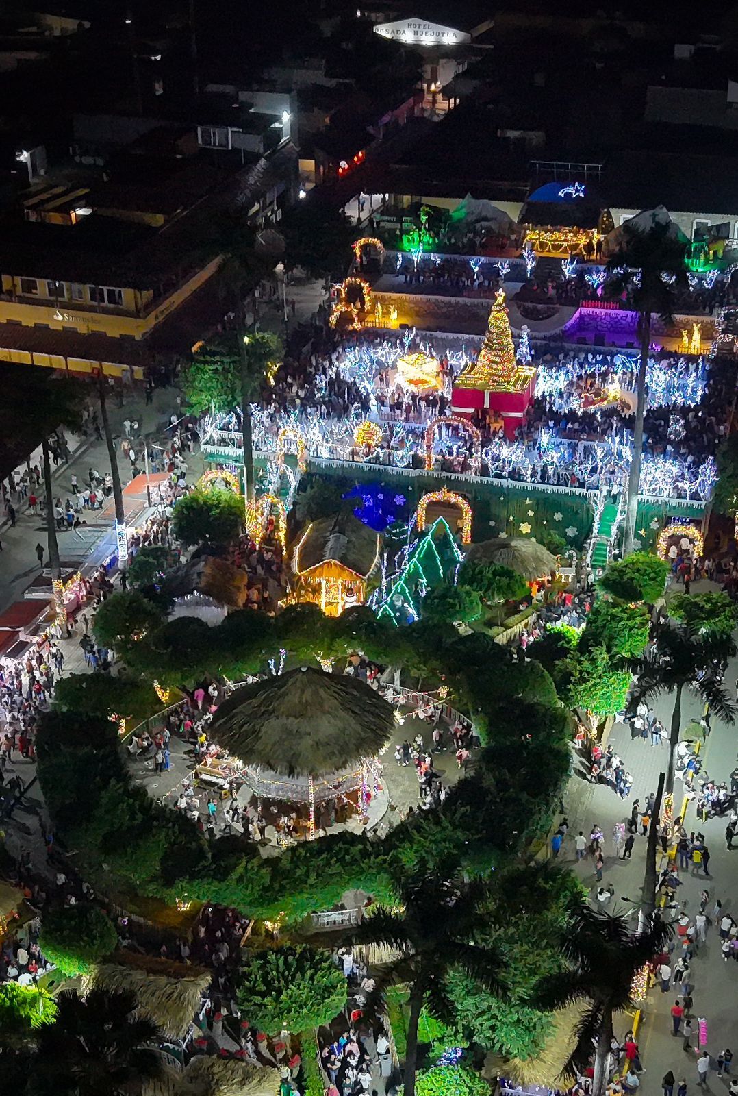 Encendido del pino marca el inicio de las festividades en Huejutla