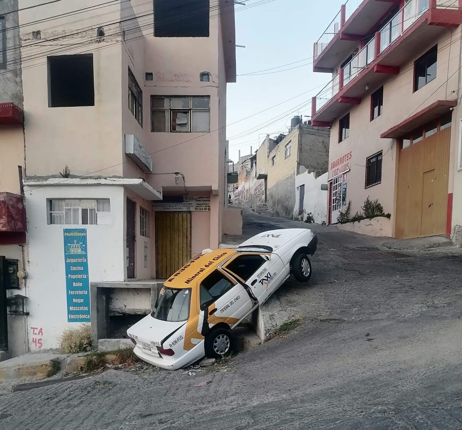 Unidad de Mineral del Chico se atora en escalones de la calle Ocampo