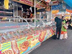 Comerciantes reciben orientación de Odeco sobre la correcta exhibición de precios.
