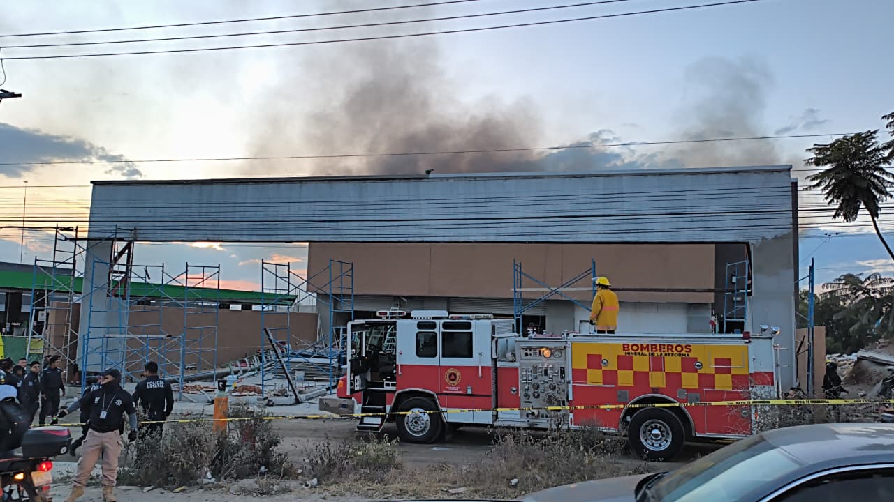 El incendio causó daños materiales y dejó a un trabajador lesionado en la zona