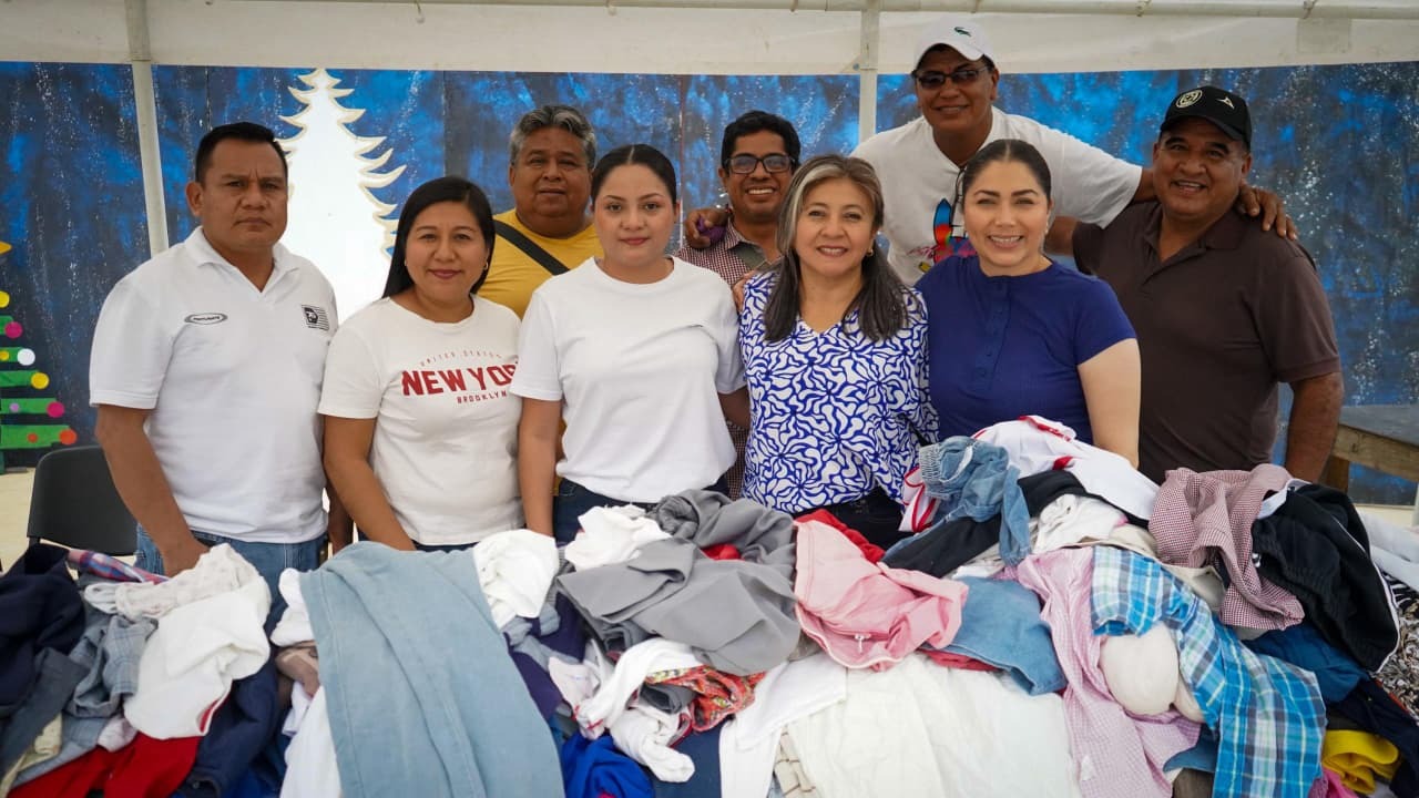 El Sistema DIF Huejutla realizó la mañana del domingo 14 de diciembre una Jornada de Donación de Ropa y Calzado en la explanada del Reloj Municipal