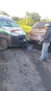 Paramédicos brindan atención prehospitalaria tras el accidente cerca de Xochiatipan.