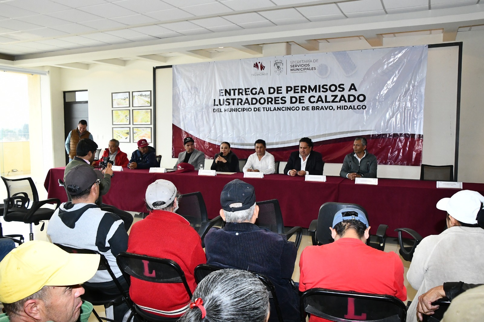  Lorena García Cázares, realizó en días pasados en el Jardín La Floresta, la entrega de permisos oficiales a aseadores de calzado