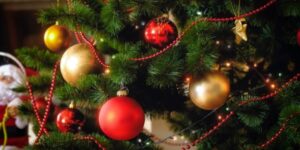 La estrella en la cima del árbol simboliza la Estrella de Belén que guió a los Reyes Magos
