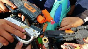 Réplicas de armas reales pueden adquirirse en comercios y plataformas digitales a distintos precios.