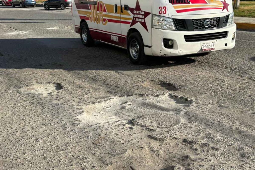 Al menos 30 imperfecciones en la carpeta asfáltica de diferentes dimensiones son las que se pueden contabilizar en la calle 
