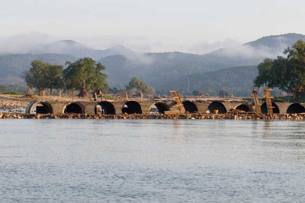 Hace dos meses, debido a la vaguada monzónica, colapsó el puente que comunicaba a 18 localidades