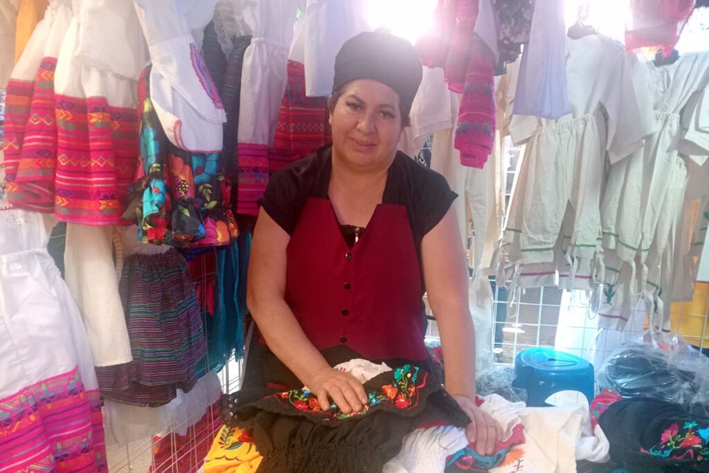 En promedio, el costo de un atuendo de indito, incluidos accesorios y huaraches, es de 400 pesos