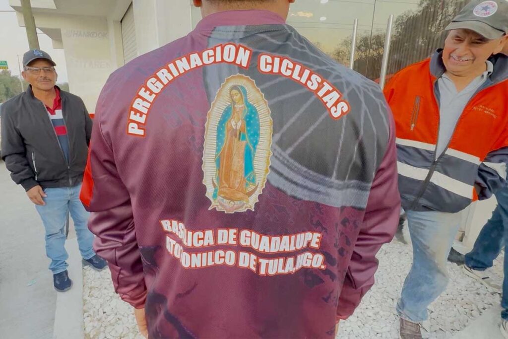 Este año se entregó una playera conmemorativa de la Virgen de Guadalupe, financiada con el apoyo de empresas locales