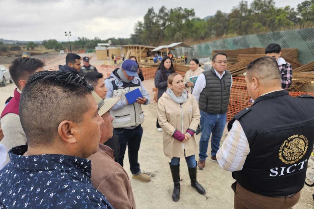 Autoridades encabezaron los trabajos para atender un pliego petitorio presentado por habitantes de la comunidad, el cual contempla diversas afectaciones derivadas de la obra del tren México-Querétaro