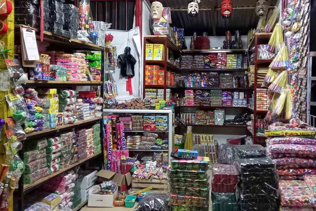 En los sitios autorizados, los comerciantes cuentan con permisos vigentes y han recibido capacitación para manejar adecuadamente la pirotecnia 