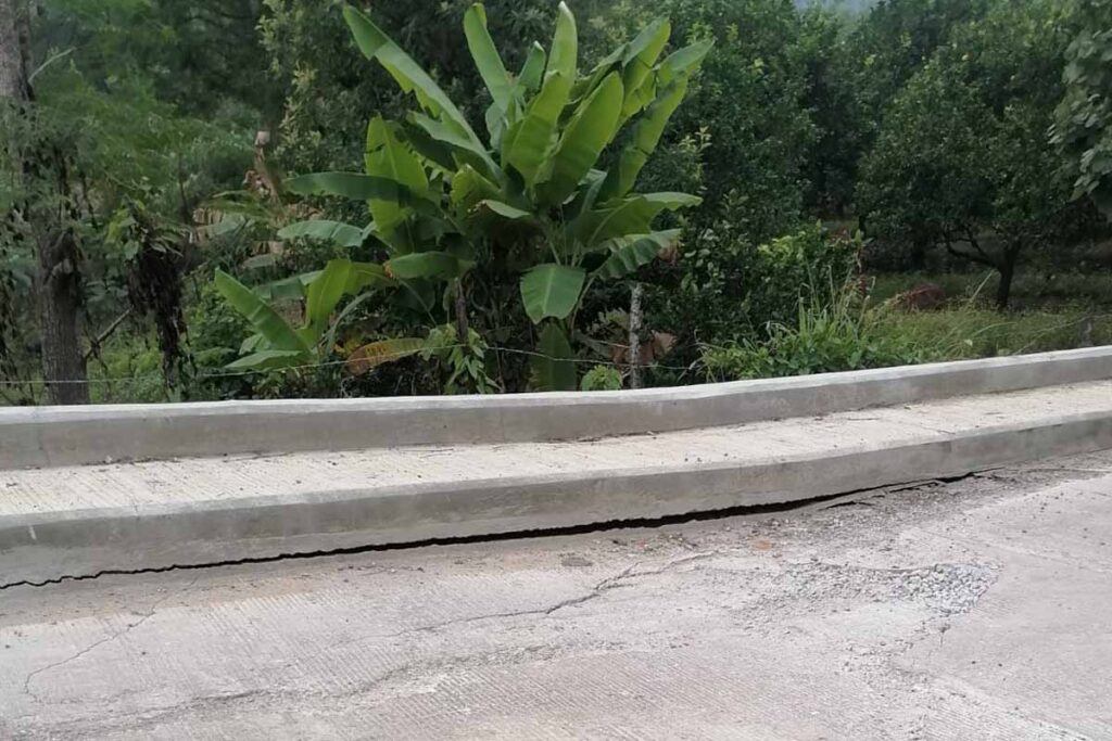 El socavón detectado en la rampa de acceso representa un riesgo para automovilistas y peatones