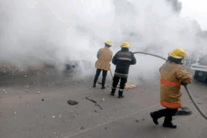 La manipulación de pirotecnia dentro del taxi habría causado el chispazo que desató la explosión que dejó lesionados a dos adultos y una menor de 10 años