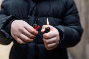 Comprar solo pirotecnia autorizada reduce riesgos de quemaduras y explosiones por productos clandestinos.