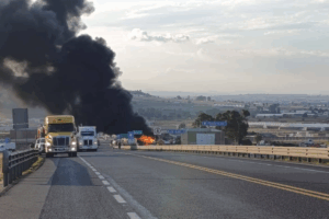 Autoridades de emergencia acudieron al tramo Tejocotal–San Alejo de la México–Tuxpan tras el reporte de una pipa incendiada, registrada en el municipio de Tulancingo, Hidalgo