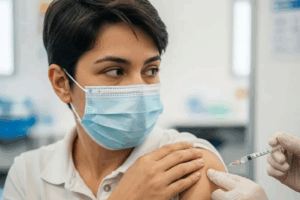 Autoridades recomiendan vacunación y medidas preventivas ante el rápido aumento de contagios por influenza H3N2.