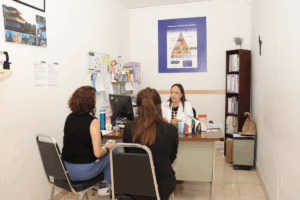 La entidad reporta que cerca del 88 % de las personas en tratamiento alcanzan indetectabilidad viral, un indicador clave que reduce la transmisión y mejora la calidad de vida