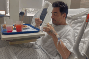 Tras la intervención quirúrgica, el actor aseguró que se encuentra estable y agradeció los mensajes de apoyo de colegas y seguidores en redes sociales