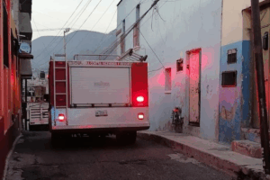 Elementos de Protección Civil respondieron rápidamente a un reporte de humo, logrando apagar un incendio con daños materiales como único saldo
