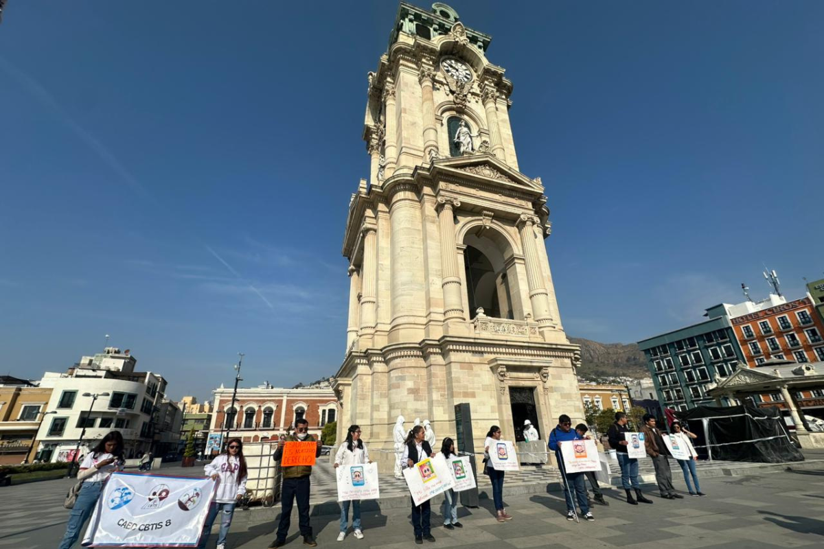 Alumnos, padres y docentes marcharon en Pachuca para exigir mejores condiciones en los CAED, señalando falta de recursos, baja plantilla docente y rezagos en pagos.