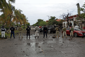 Gobierno de Michoacán activó protocolos de emergencia y evacuó heridos en helicópteros de Semar y SSPC. El ataque con explosivos dejó severos daños estructurales