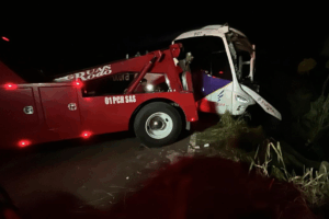 Autoridades cerraron la circulación para permitir el uso de grúas y maquinaria pesada en la zona del accidente.