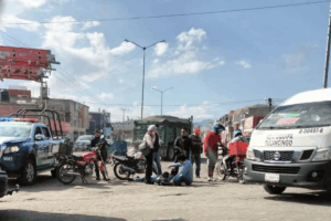 Policías estatales y municipales atendieron el reporte del robo de una camioneta, lo que desencadenó una persecución en la que un motociclista fue atropellado y trasladado a un hospital.