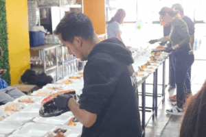 Las cenas incluyeron pavo, pollo rostizado, postres y bebidas, además de juguetes.
