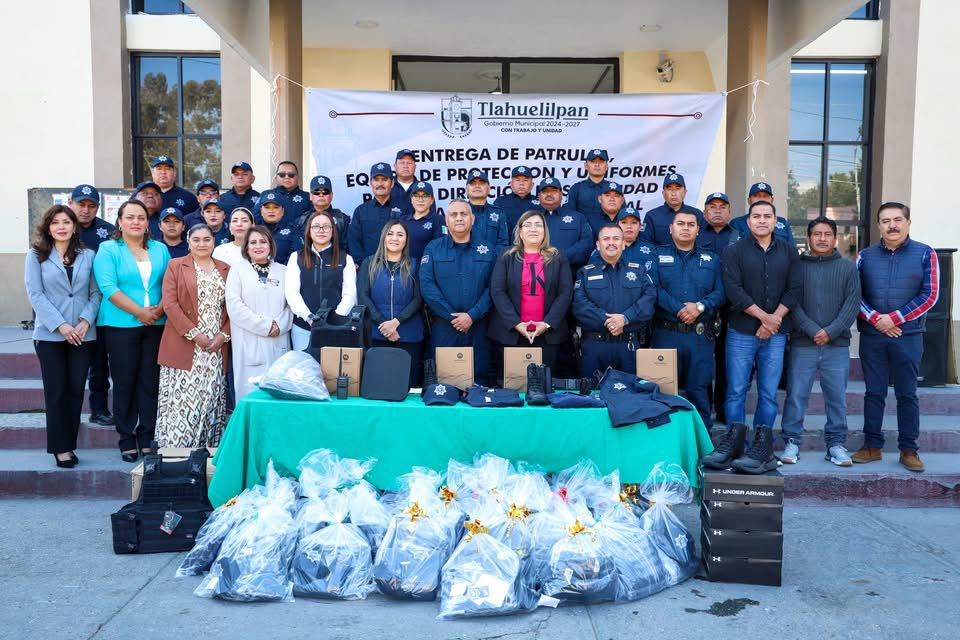 Con el objetivo de reforzar las labores de prevención, vigilancia y atención ciudadana, el gobierno municipal de Tlahuelilpan realizó este día la entrega de unidades, equipamiento y uniformes