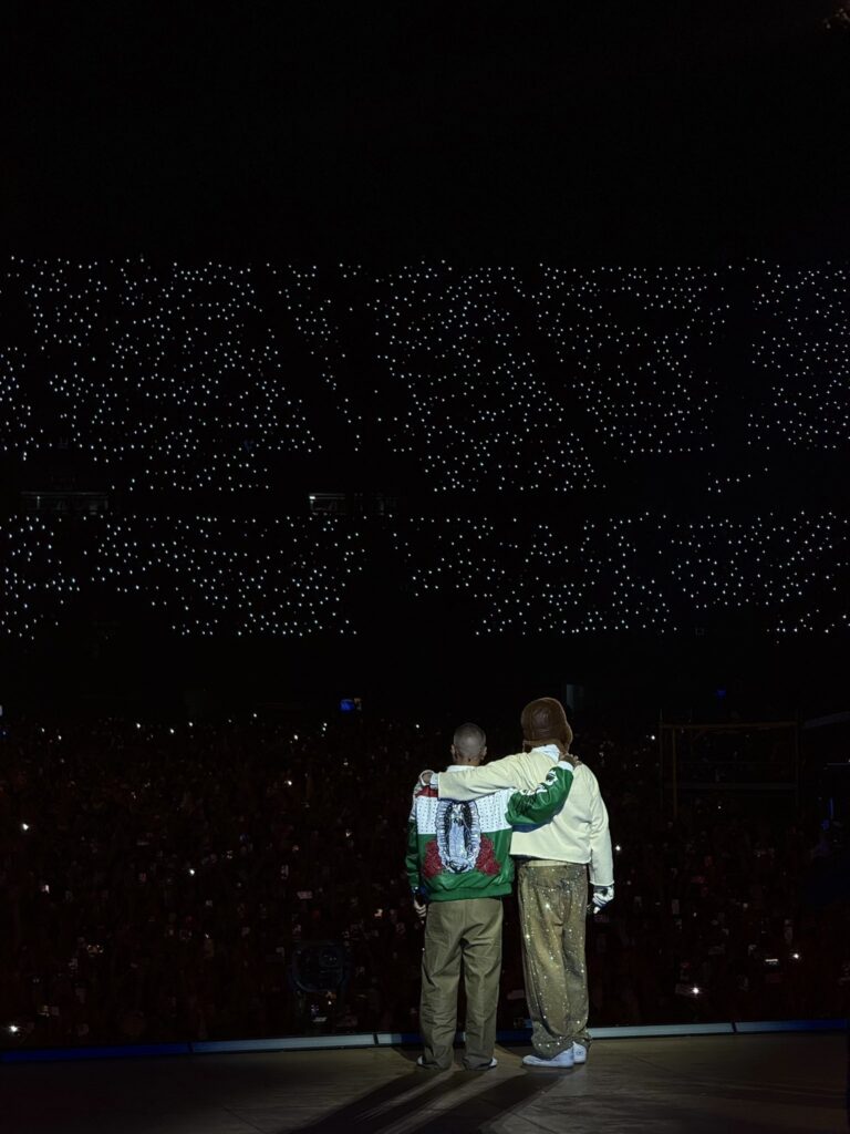Momento del abrazo entre Bad Bunny y J Balvin durante el concierto