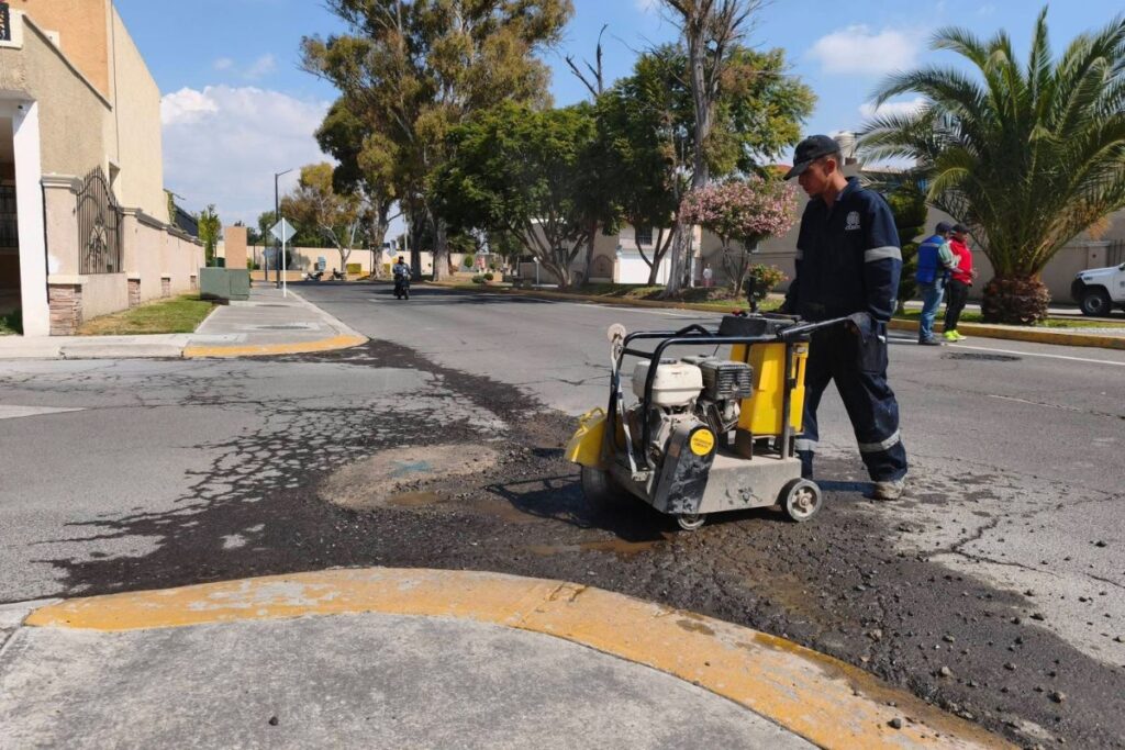 Tizayuca conformó a una cuadrilla para reparar baches; esto se ha logrado hasta el momento