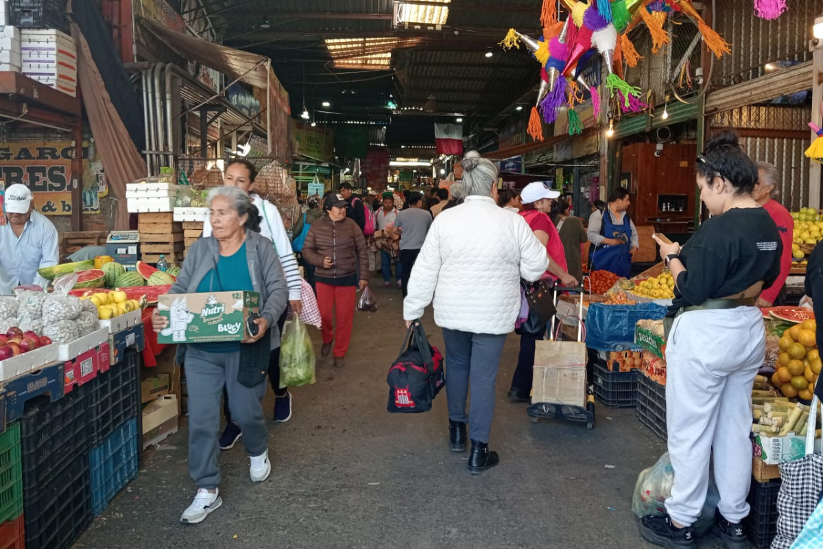 Además de los artículos considerados como esenciales, los consumidores señalaron que buscan ingredientes para preparar la cena de fin de año | Foto: David Martínez