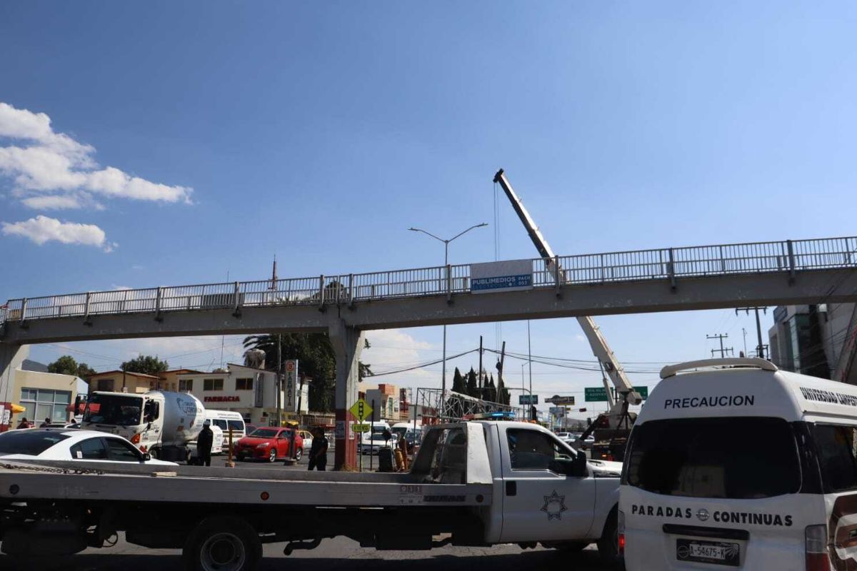 Se desmontará el barandal y se derribará la estructura; además, se instalarán dos postes para semáforos | Foto: Saúl Hernández