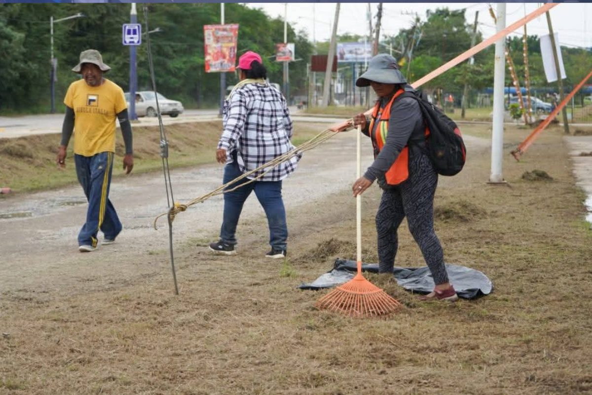 Personal del Departamento de Servicios de Limpia realizaron trabajos de recolección de basura en la carretera Huejutla-Chalahuiyapa | Foto: Salomón Hernández 