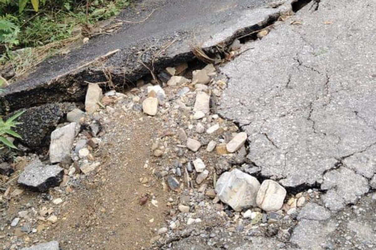 La carretera presenta baches y desgajamientos | Foto: Salomón Hernández