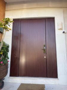 La empresa se especializa en la fabricación e instalación de puertas y ventanas de aluminio y PVC