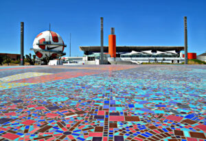 El mosaico “Homenaje a la Mujer del Mundo”, obra de Byron Gálvez, es uno de los más grandes de América Latina